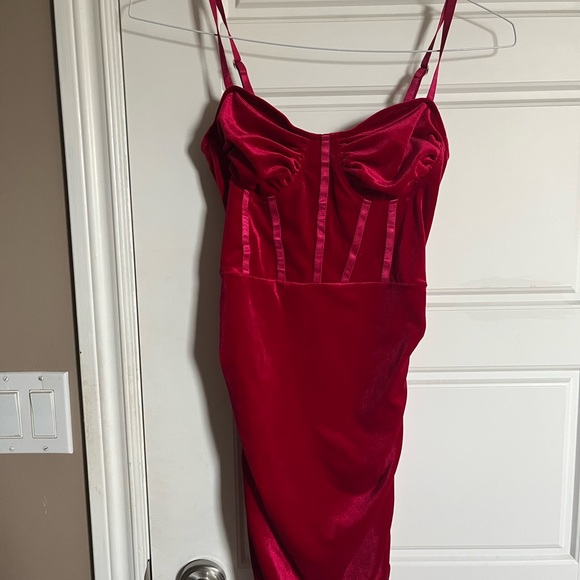 Red velvet dress - Picture 1 of 7